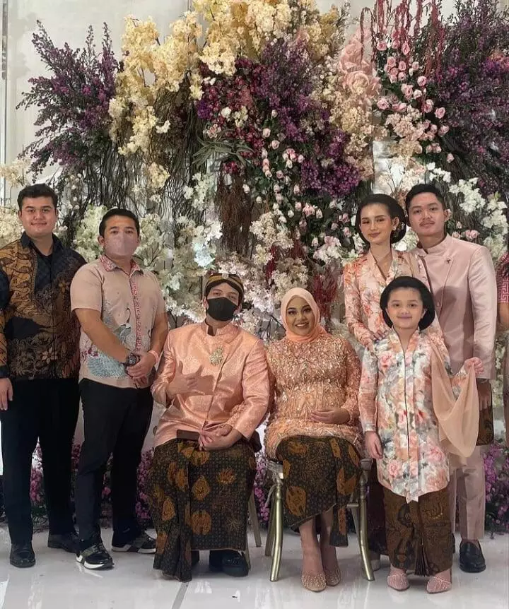 Potret Sarah di 7 bulanan Aurel Instagram