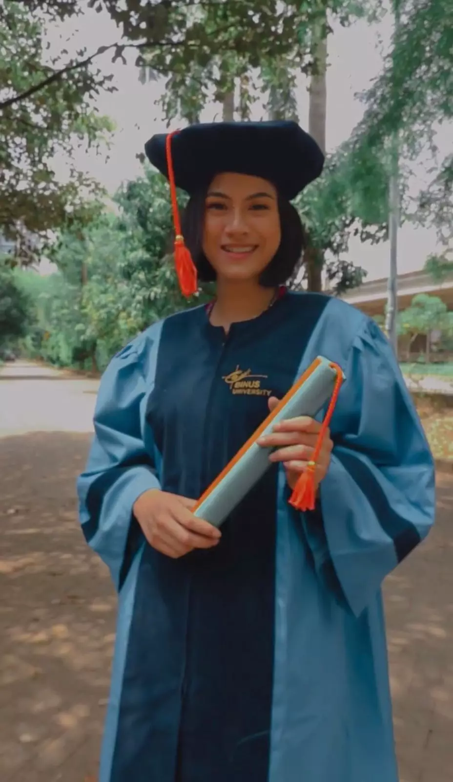 Hana Saraswati wisuda Instagram