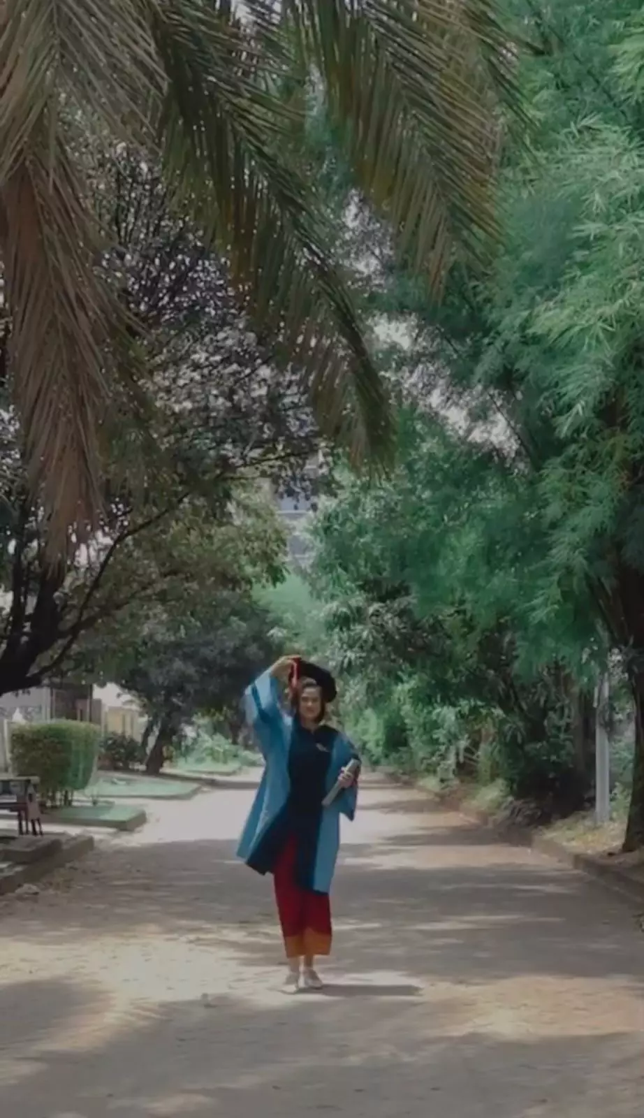 Hana Saraswati wisuda Instagram