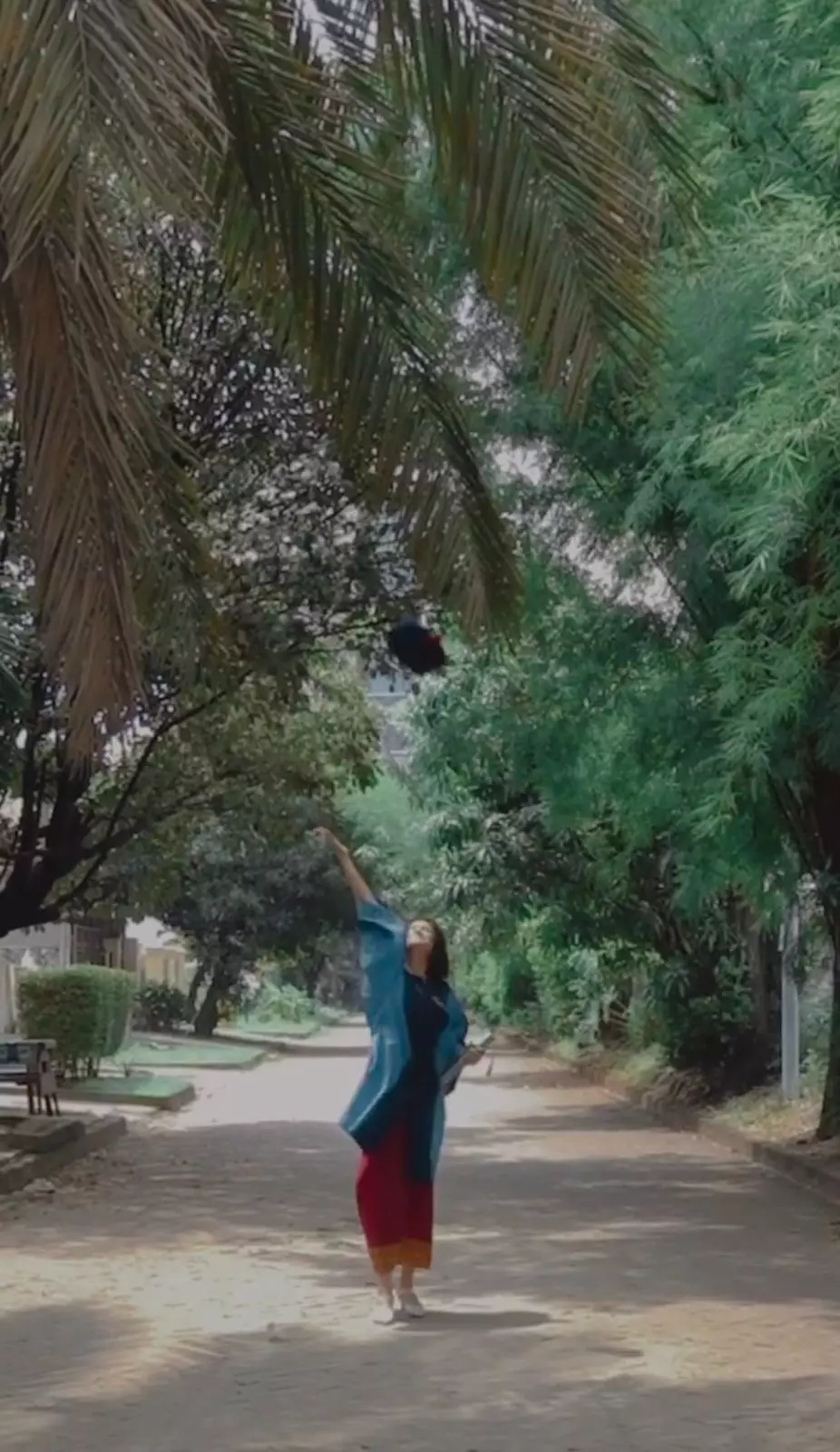 Hana Saraswati wisuda Instagram