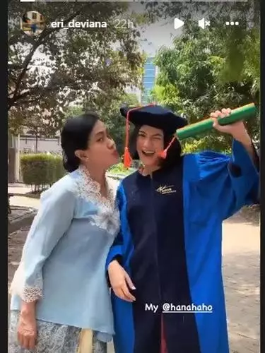Hana Saraswati wisuda Instagram