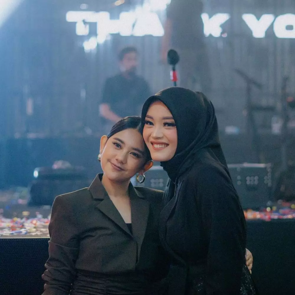 Putri Delina nyanyi di konser Rizky Febian © 2021 Instagram Putri Delina nyanyi di konser Rizky Febian © 2021 Instagram