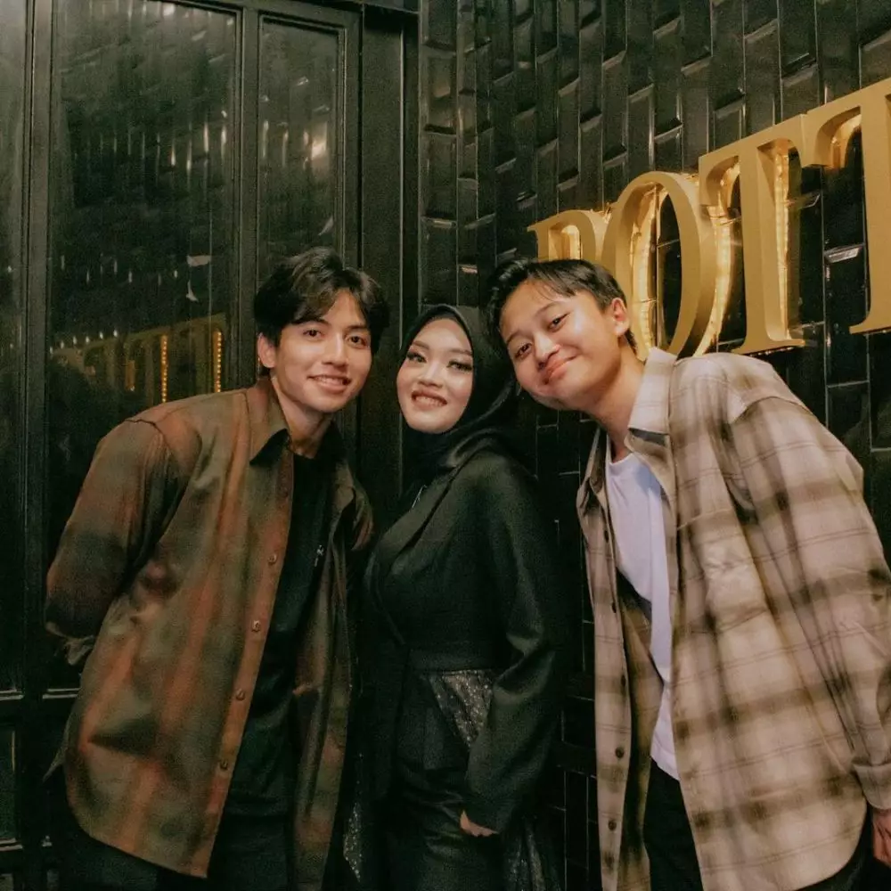 Putri Delina nyanyi di konser Rizky Febian © 2021 Instagram Putri Delina nyanyi di konser Rizky Febian © 2021 Instagram