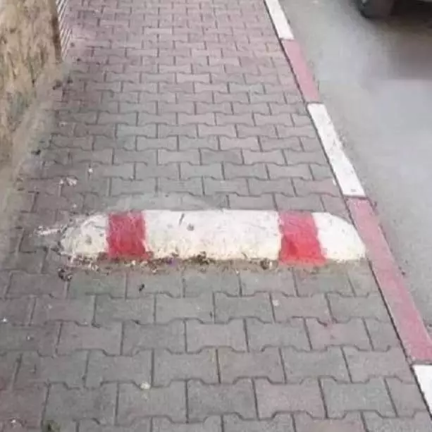 bangunan di pinggir jalan ini nyeleneh © 2021 twitter.com