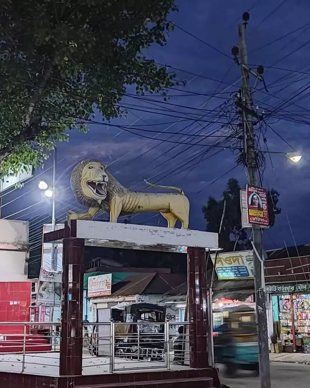 bangunan di pinggir jalan ini nyeleneh © 2021 twitter.com