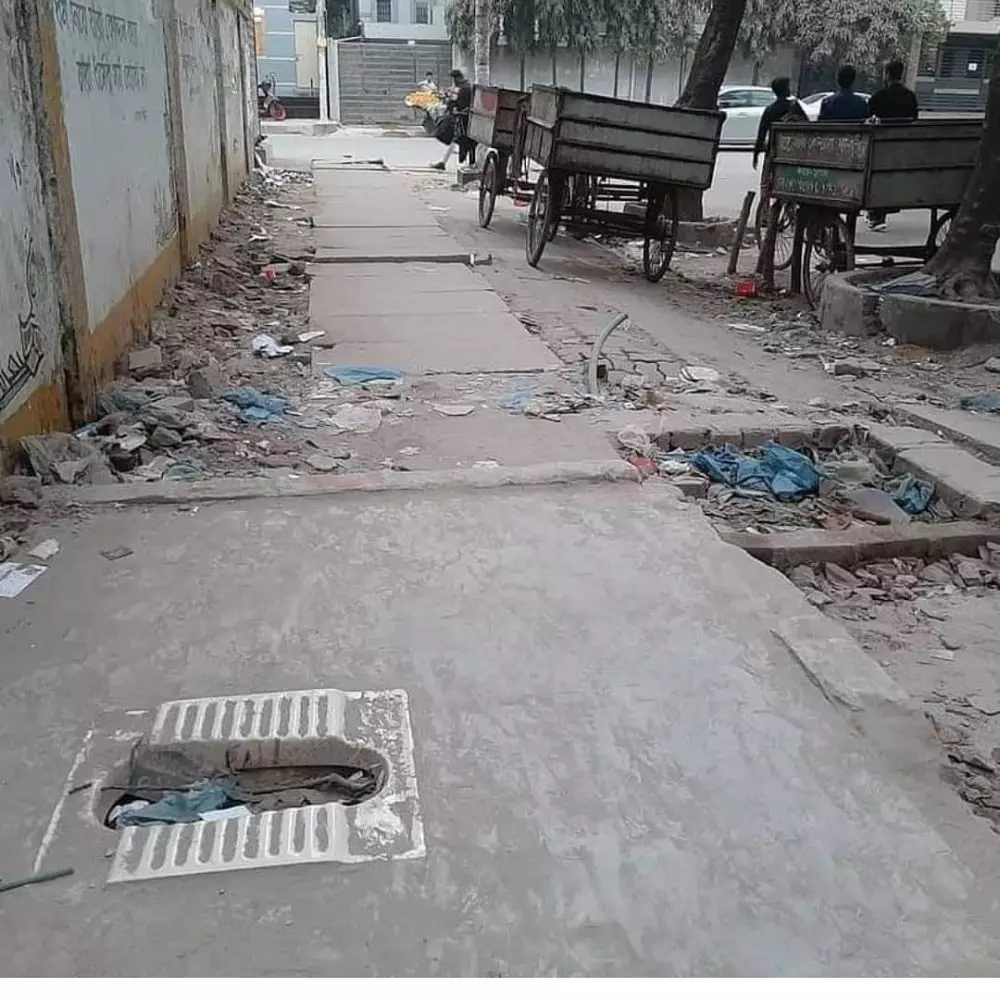 bangunan di pinggir jalan ini nyeleneh © 2021 twitter.com