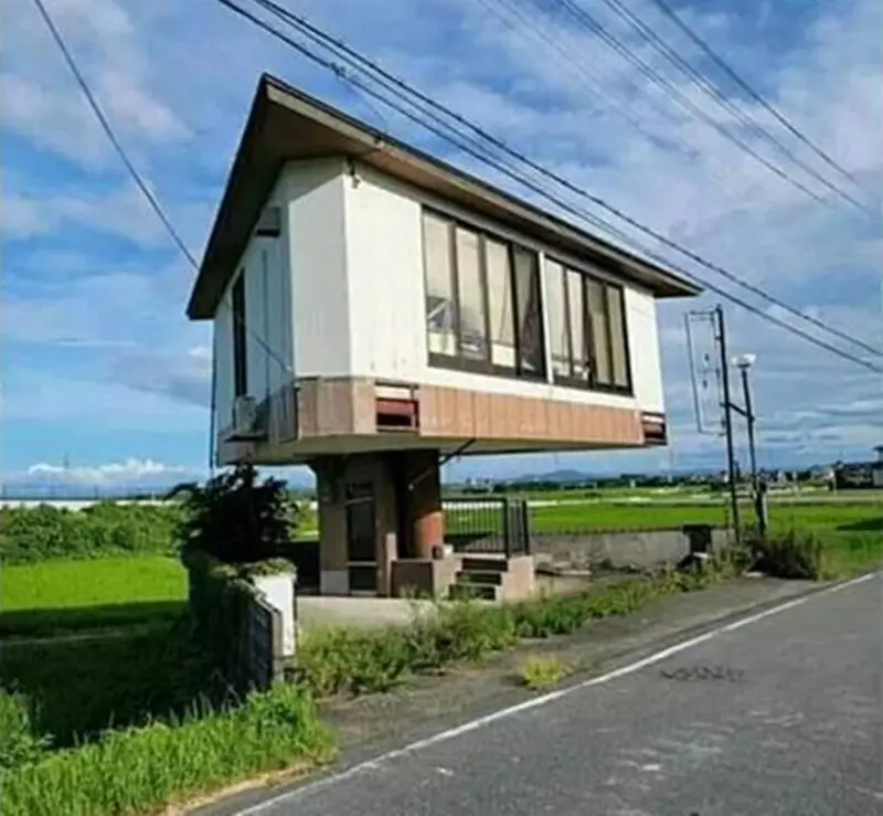 bangunan di pinggir jalan ini nyeleneh © 2021 twitter.com