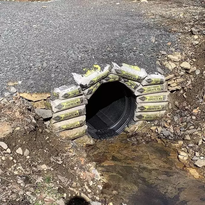 bangunan di pinggir jalan ini nyeleneh © 2021 twitter.com