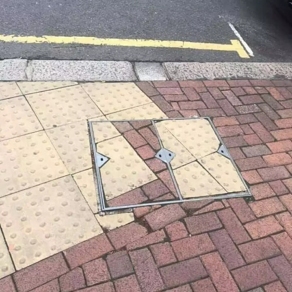 bangunan di pinggir jalan ini nyeleneh © 2021 twitter.com