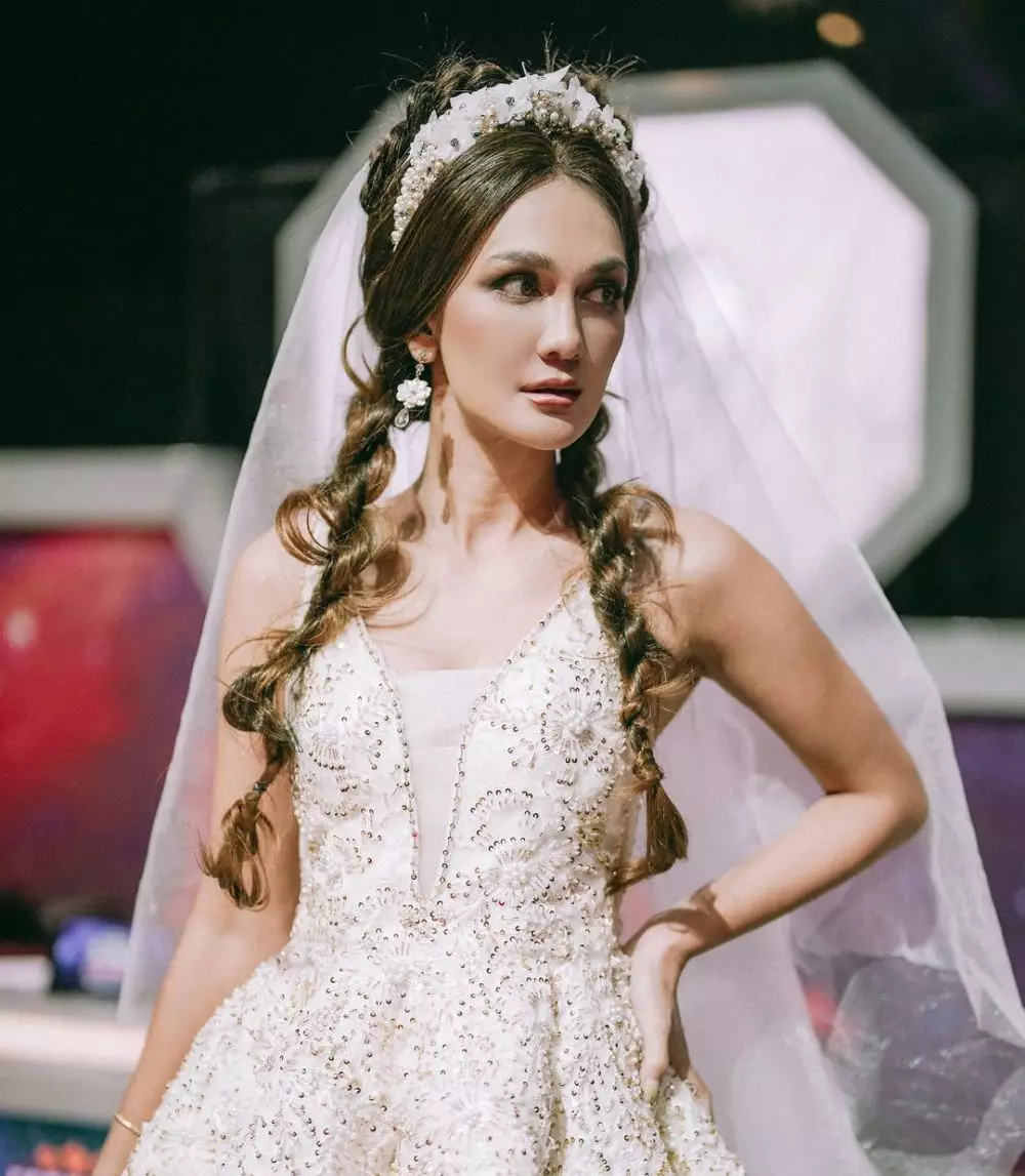 Beda gaya Luna Maya dalam balutan gaun pengantin Instagram