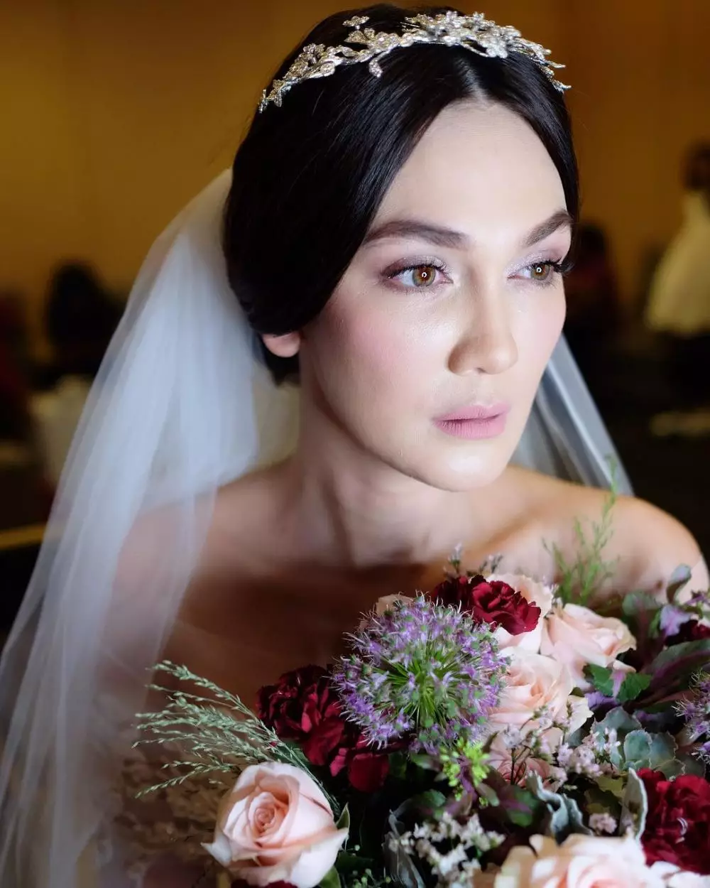 Beda gaya Luna Maya dalam balutan gaun pengantin Instagram