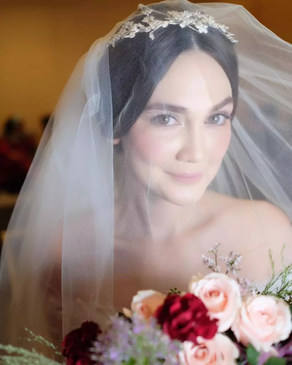Beda gaya Luna Maya dalam balutan gaun pengantin Instagram