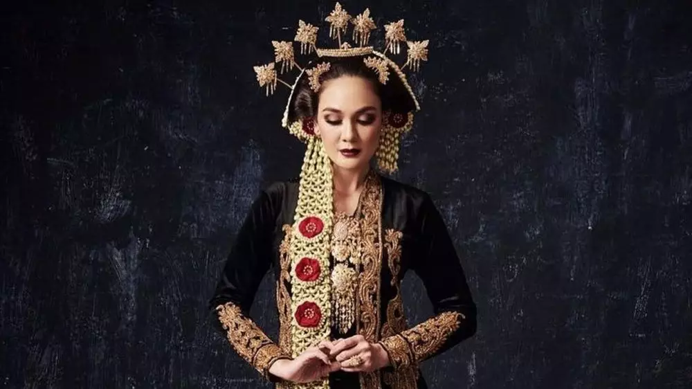 Beda gaya Luna Maya dalam balutan gaun pengantin Instagram