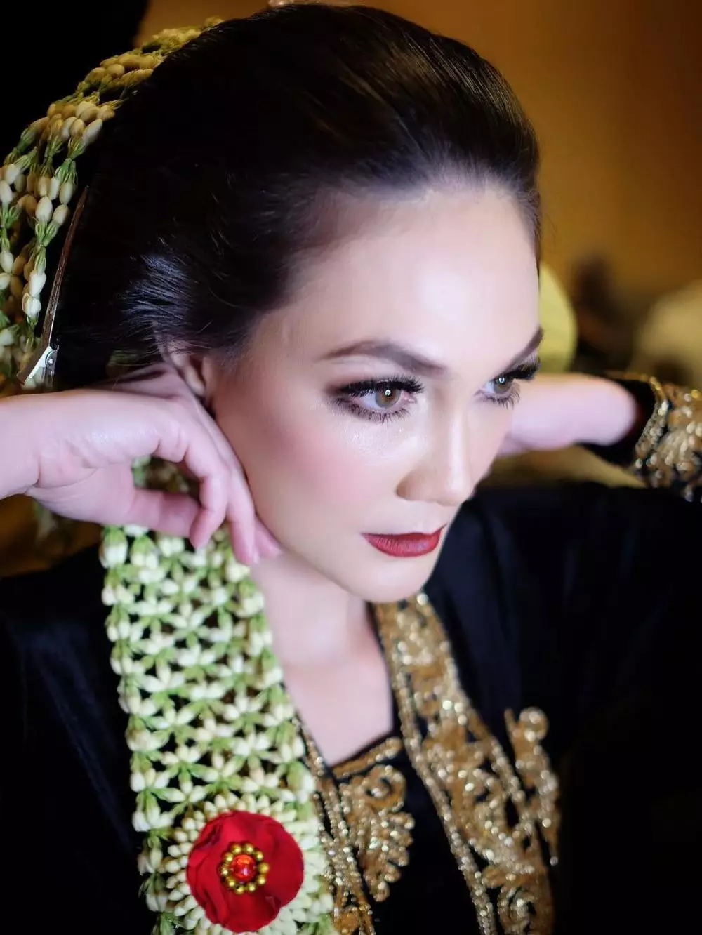 Beda gaya Luna Maya dalam balutan gaun pengantin Instagram