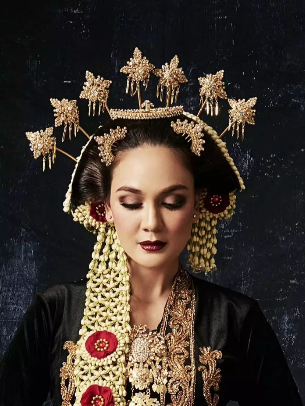 Beda gaya Luna Maya dalam balutan gaun pengantin Instagram