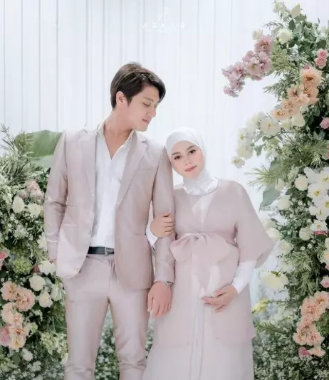 harga baju Lesty Kejora di acara 7 bulanan Aurel © berbagai sumber