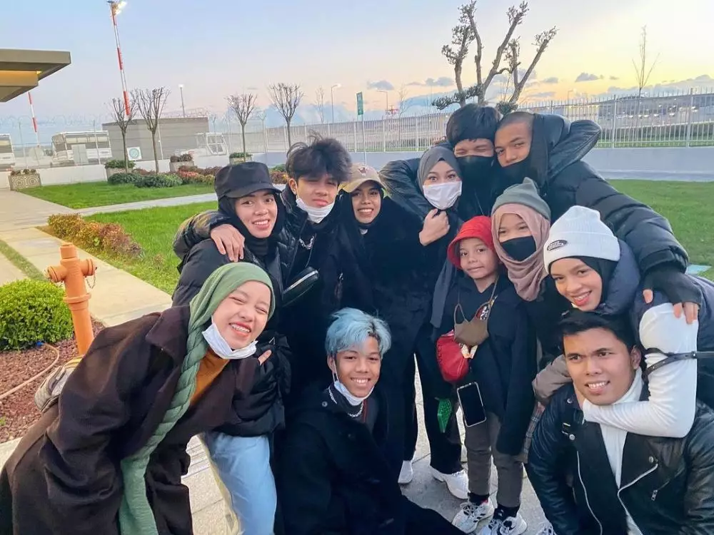 Pertemuan Atta Halilintar dan keluarga © Instagram Pertemuan Atta Halilintar dan keluarga © Instagram