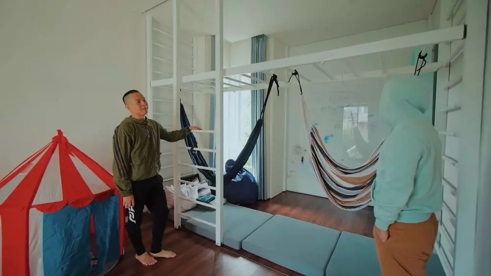 rumah baru ernest prakasa © 2021 YouTube