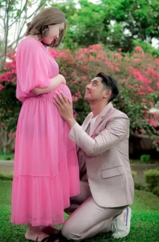 Outfit Amanda Manopo jadi bumil © berbagai sumber Outfit Amanda Manopo jadi bumil © berbagai sumber