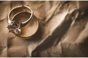 Pilu, pria ini jadi korban banjir saat selamatkan baju pernikahan