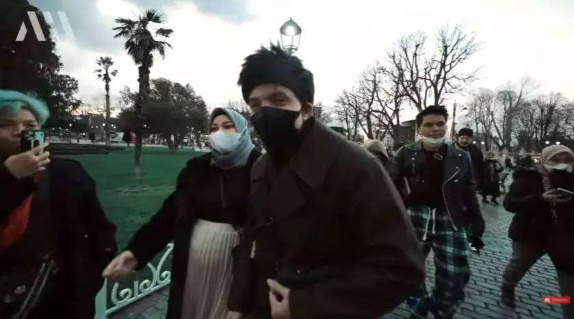 Momen Aurel bertemu keluarga Halilintar © berbagai sumber Momen Aurel bertemu keluarga Halilintar © berbagai sumber