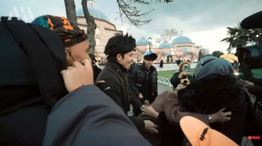 Momen Aurel bertemu keluarga Halilintar © berbagai sumber Momen Aurel bertemu keluarga Halilintar © berbagai sumber