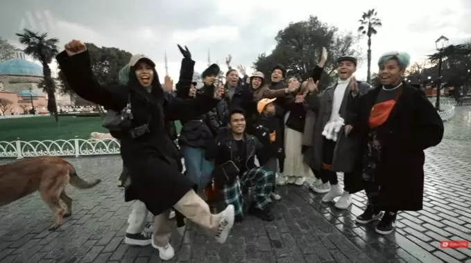 Momen Aurel bertemu keluarga Halilintar © berbagai sumber Momen Aurel bertemu keluarga Halilintar © berbagai sumber