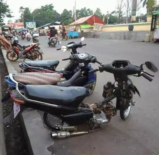 potret lucu sepeda motor kelihatan di parkiran © 2021 instagram.com