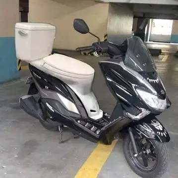 potret lucu sepeda motor kelihatan di parkiran © 2021 instagram.com