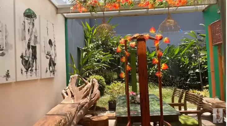 penampakan rumah ade rai di bandung © YouTube