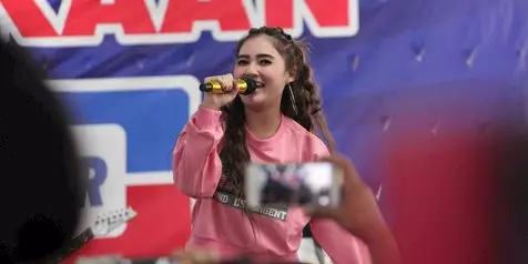 Potret Nella Kharisma saat di panggung keliling Berbagai sumber  Potret Nella Kharisma saat di panggung keliling Berbagai sumber