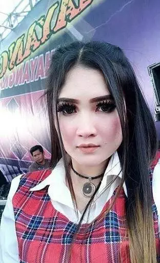 Potret Nella Kharisma saat di panggung keliling Berbagai sumber  Potret Nella Kharisma saat di panggung keliling Berbagai sumber