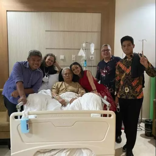 Nirina Zubir dan ayah © 2021 brilio.net Instagram Nirina Zubir dan ayah © 2021 brilio.net Instagram