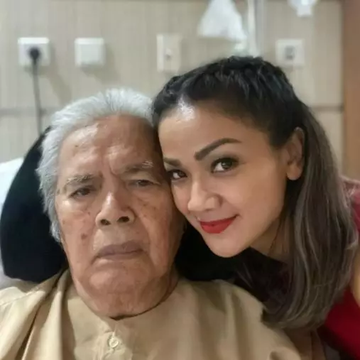 Nirina Zubir dan ayah © 2021 brilio.net Instagram Nirina Zubir dan ayah © 2021 brilio.net Instagram