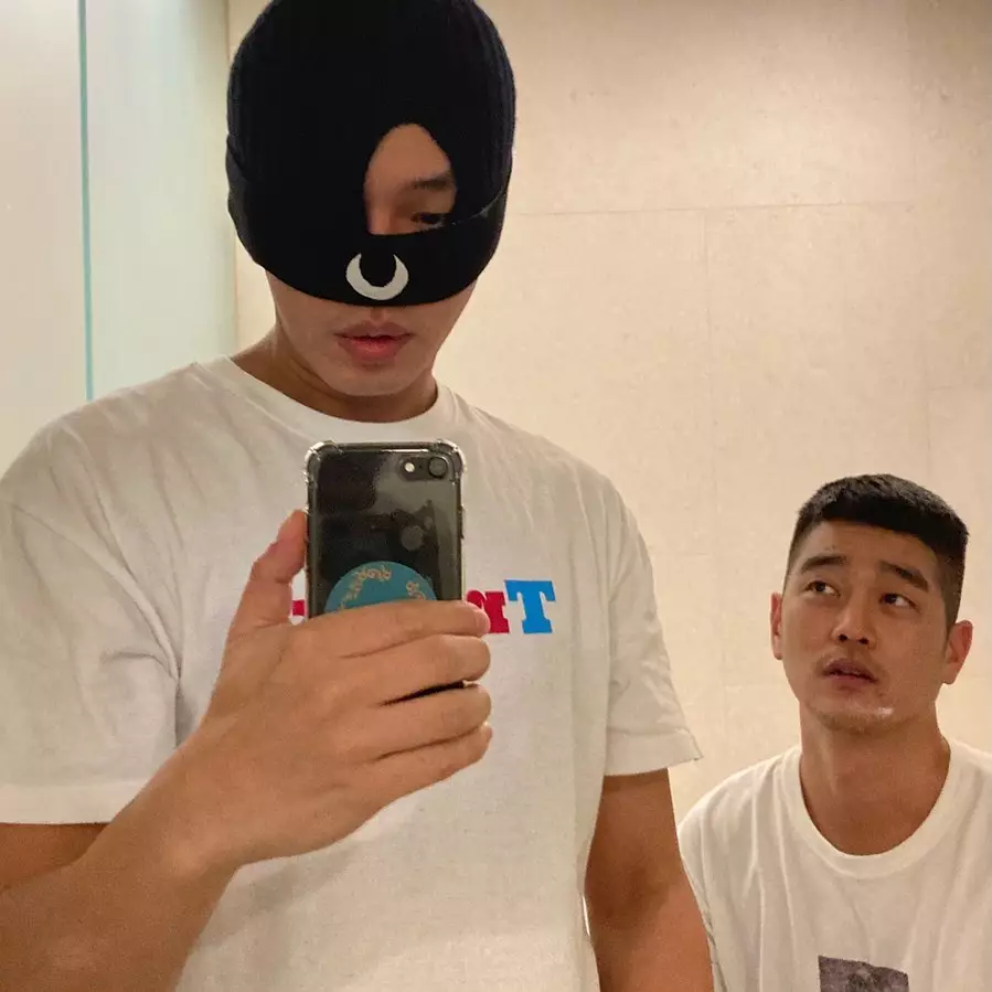 pria dekat dengan yoo ah in © 2021 Instagram