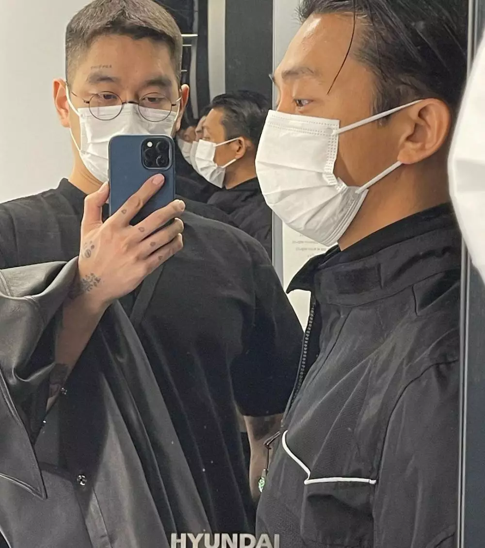 pria dekat dengan yoo ah in © 2021 Instagram