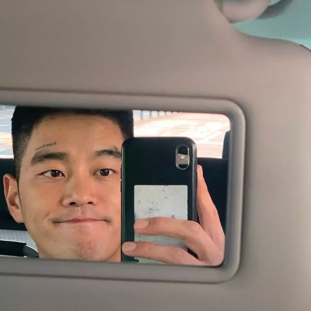 pria dekat dengan yoo ah in © 2021 Instagram