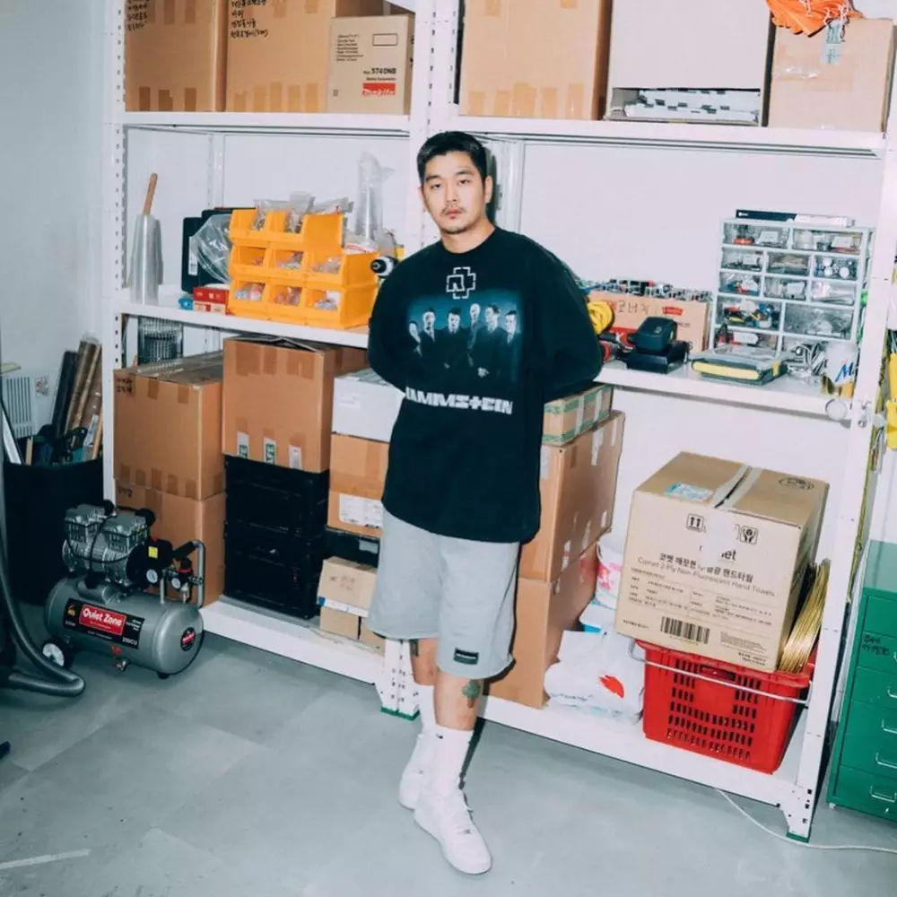 pria dekat dengan yoo ah in © 2021 Instagram