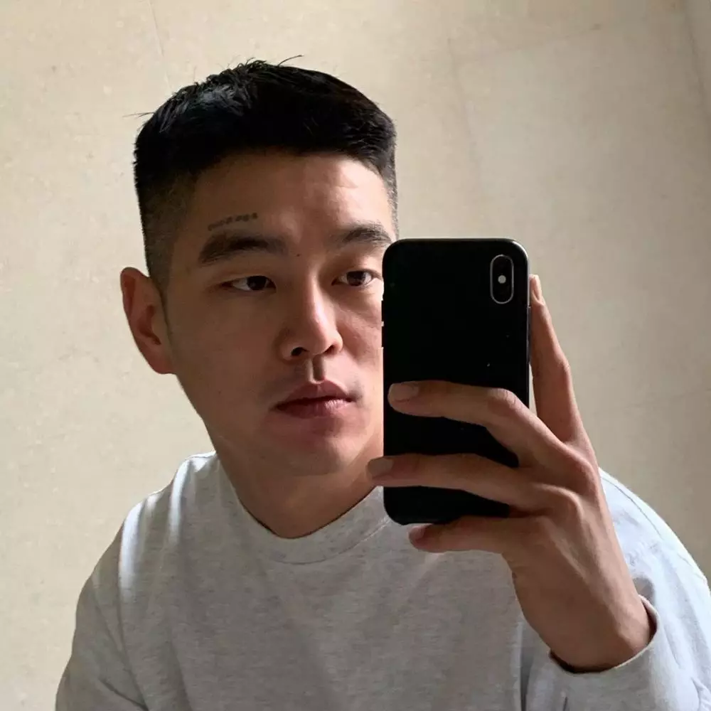 pria dekat dengan yoo ah in © 2021 Instagram