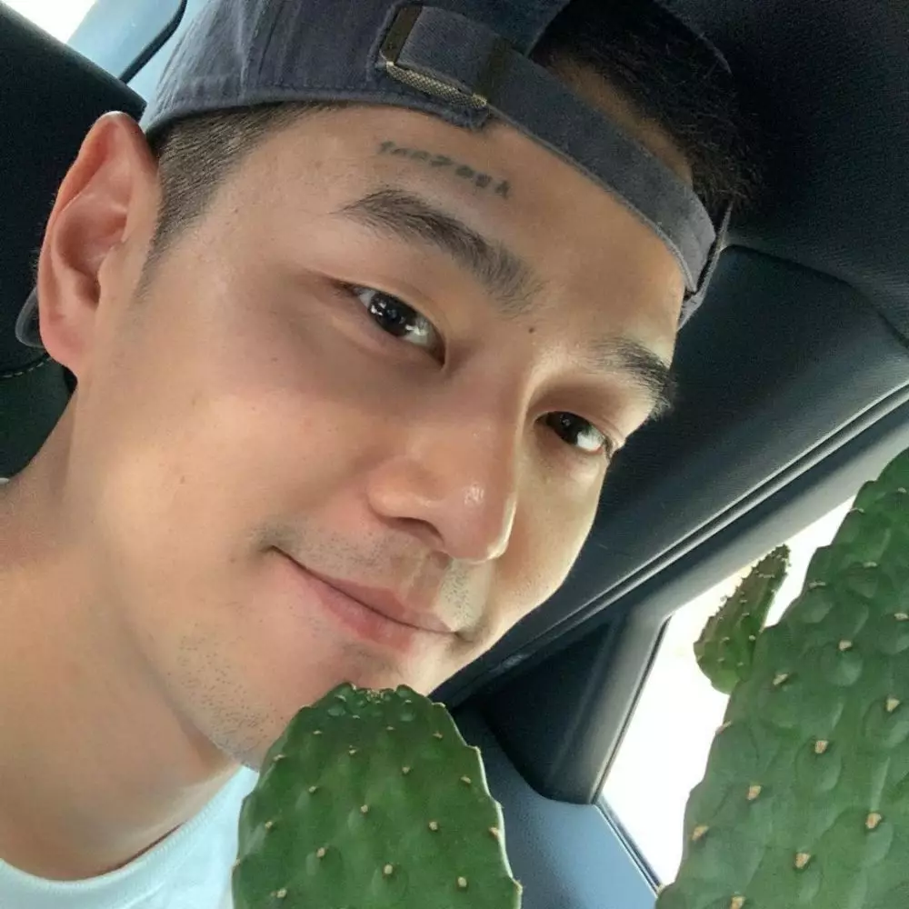 pria dekat dengan yoo ah in © 2021 Instagram