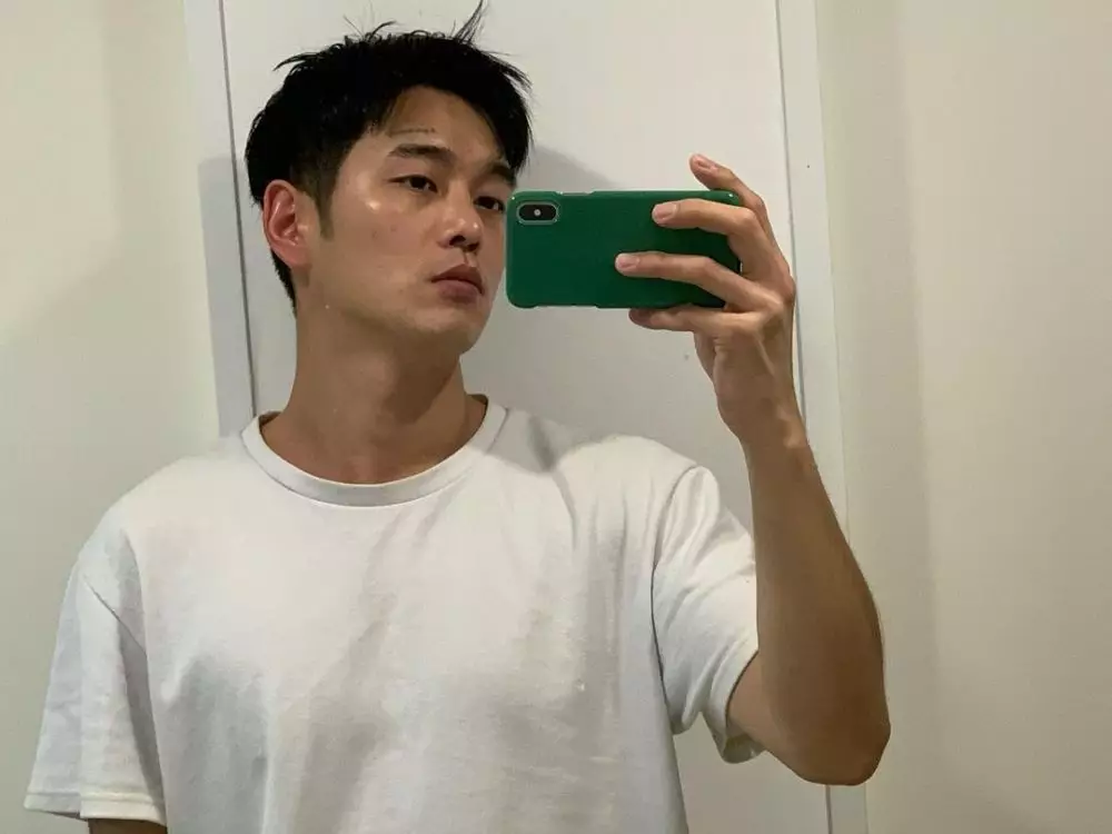 pria dekat dengan yoo ah in © 2021 Instagram