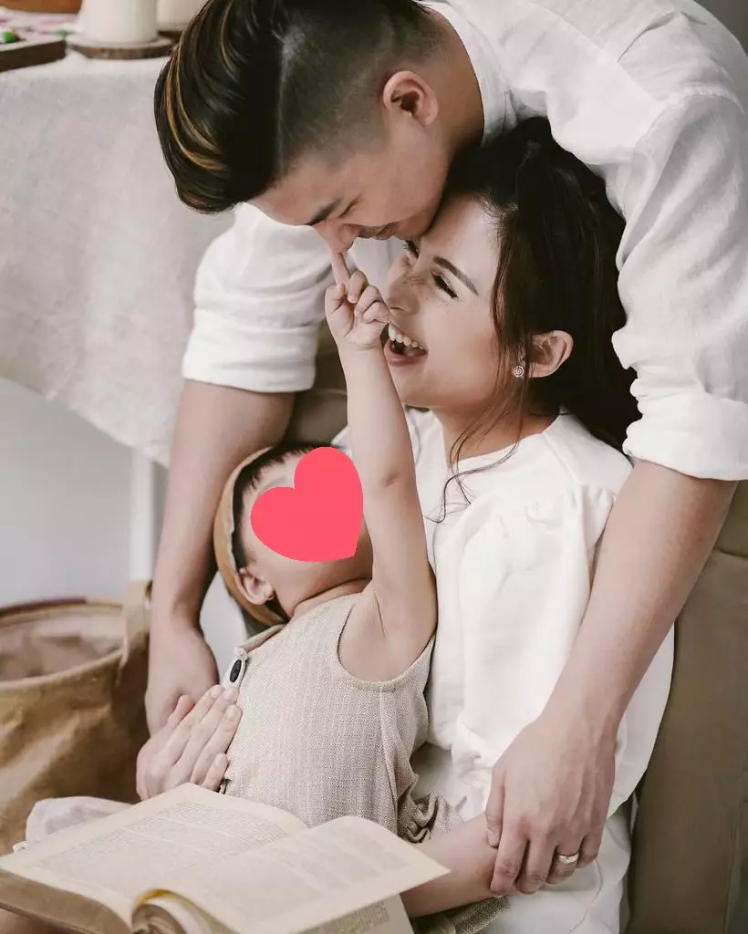 Pemotretan Chelsea dan keluarga dengan tema Natal Instagram