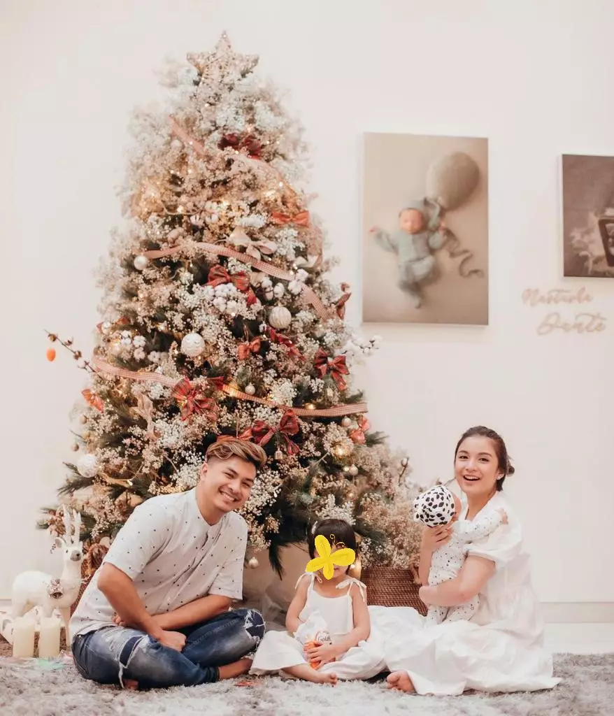 Pemotretan Chelsea dan keluarga dengan tema Natal Instagram