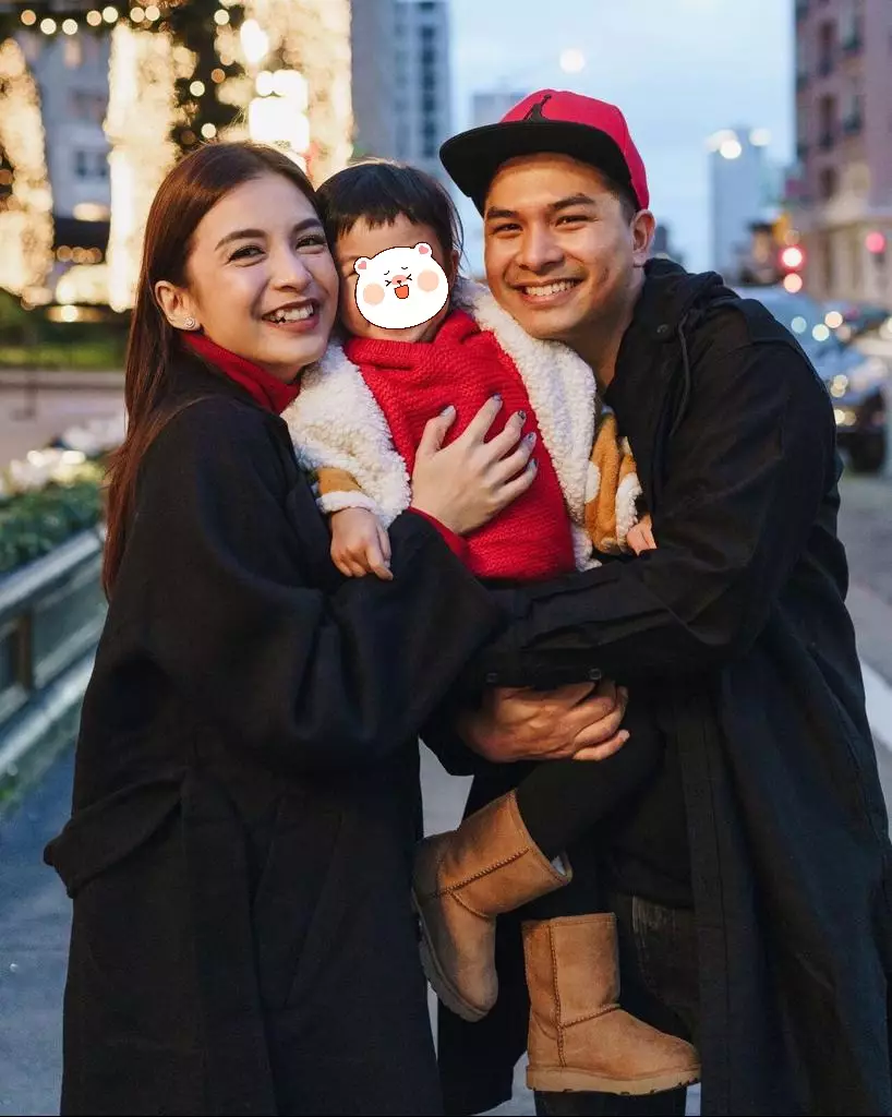 Pemotretan Chelsea dan keluarga dengan tema Natal Instagram