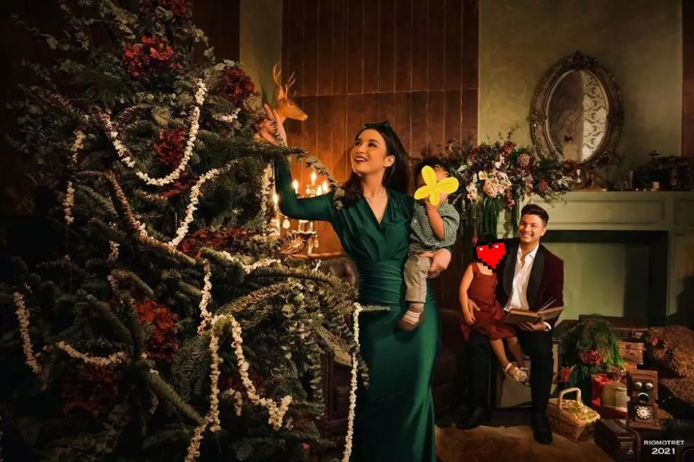 Pemotretan Chelsea dan keluarga dengan tema Natal Instagram