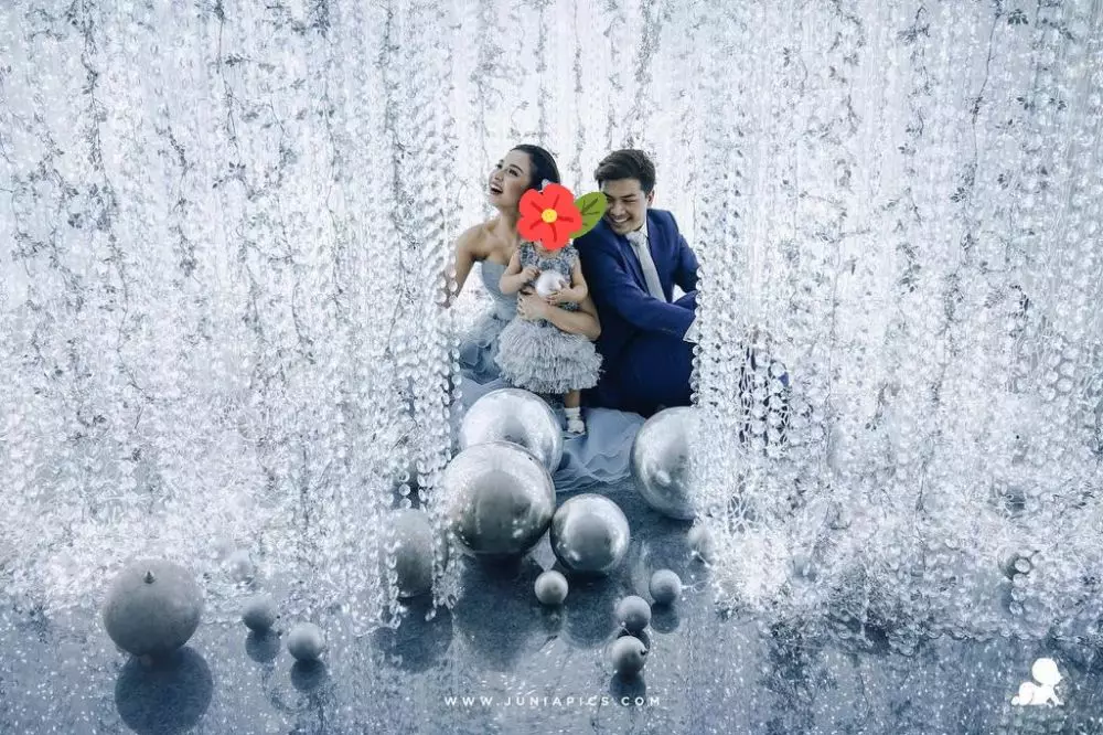 Pemotretan Chelsea dan keluarga dengan tema Natal Instagram