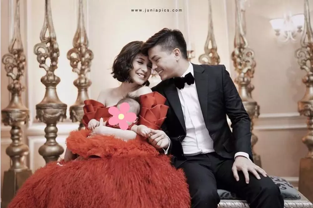 Pemotretan Chelsea dan keluarga dengan tema Natal Instagram