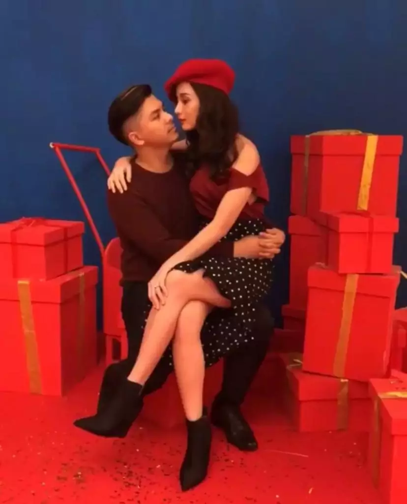 Pemotretan Chelsea dan keluarga dengan tema Natal Instagram