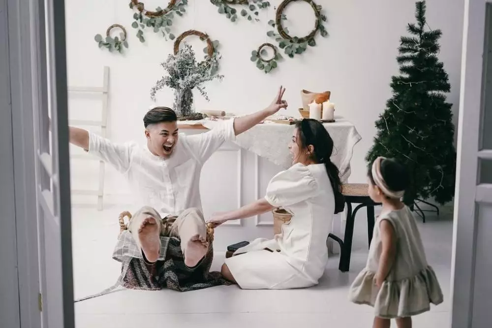 Pemotretan Chelsea dan keluarga dengan tema Natal Instagram