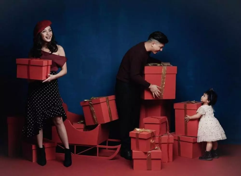 Pemotretan Chelsea dan keluarga dengan tema Natal Instagram